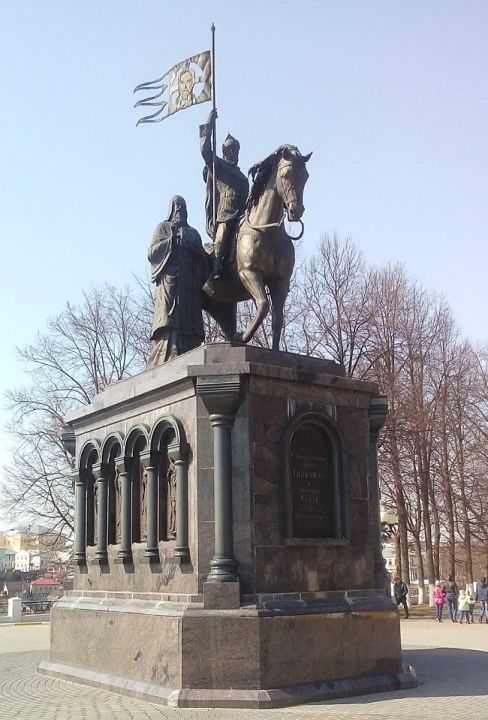 Памятник князю Владимиру и святителю Федору