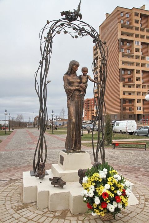 Памятник Матери в сквере Матери