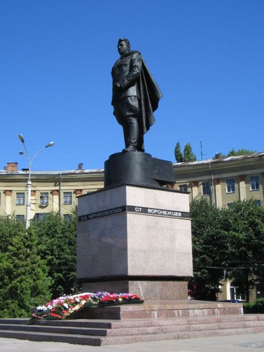 Памятник И. Черняховскому