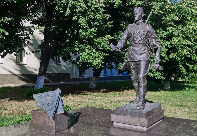 Памятник Фронтовому почтальону