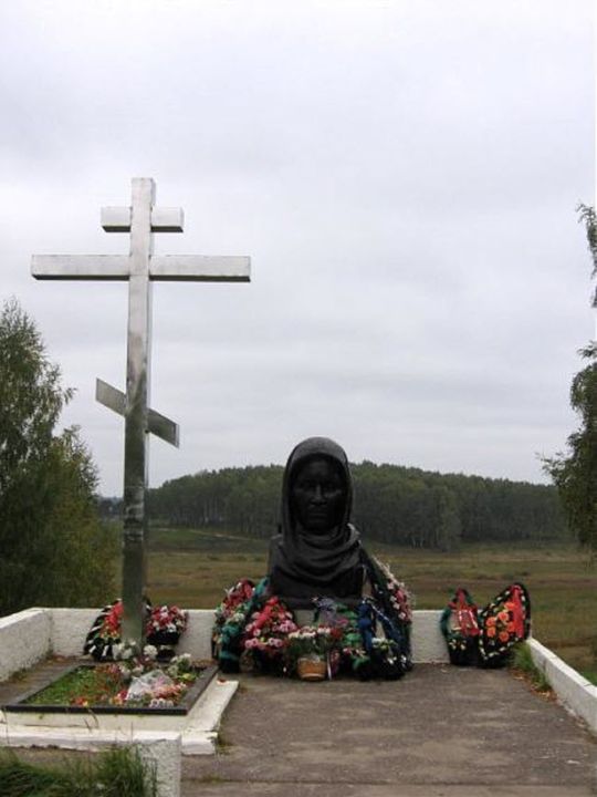 Памятник у некрополя блокадников Ленинграда