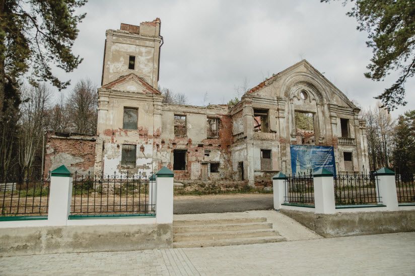 Никольский храм на погосте в Ровках