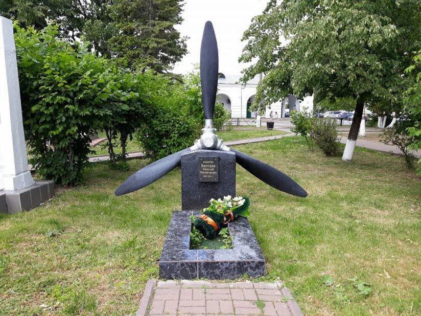 Захоронение капитана-летчика Н.Н. Викторова