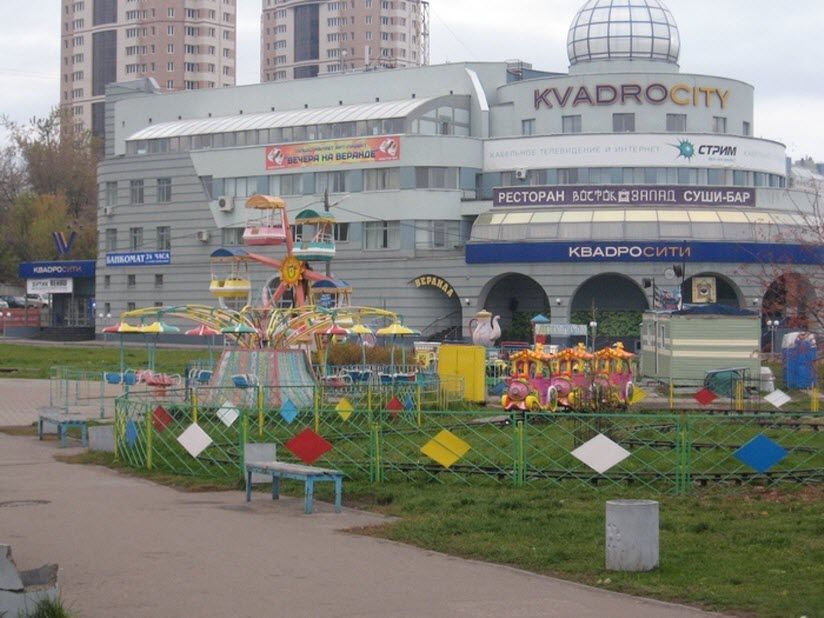 Детский городок аттракционов на площади Пушкина