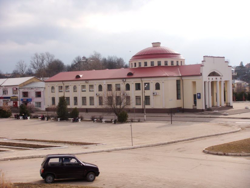 Центральная площадь и банк
