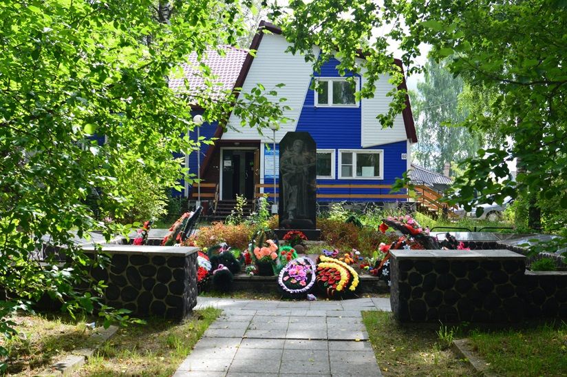 Братская могила советских воинов