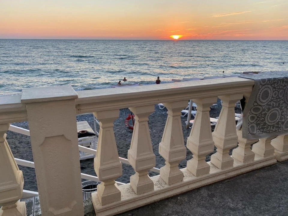 Прозрачный