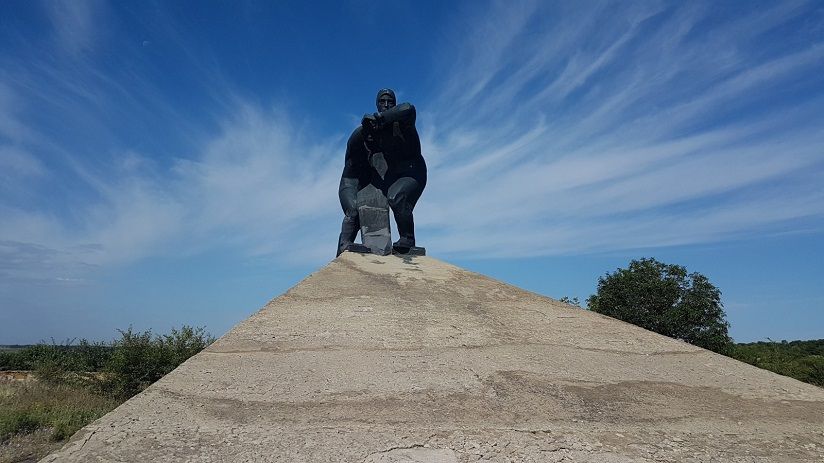 Памятник «Женщинам-механизаторам»