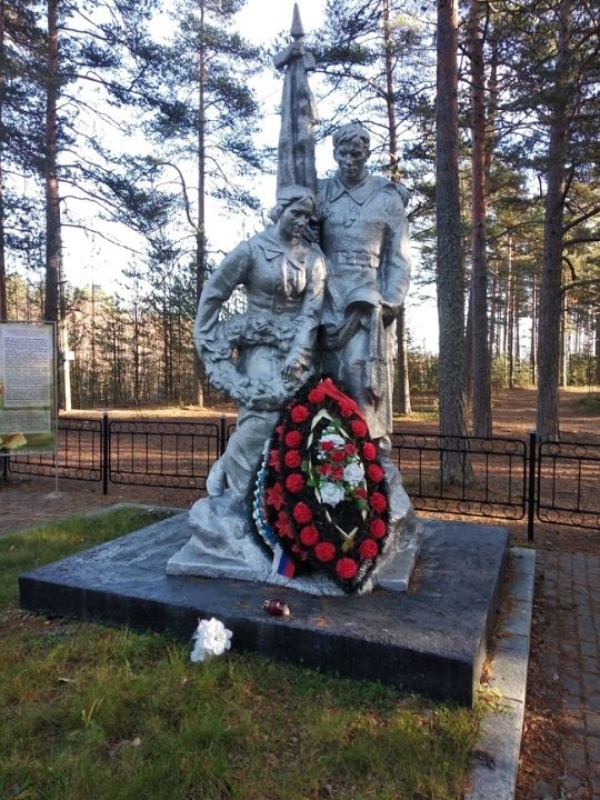 Братская могила советских воинов