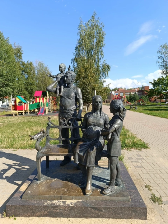 Скульптурная группа «Семья»