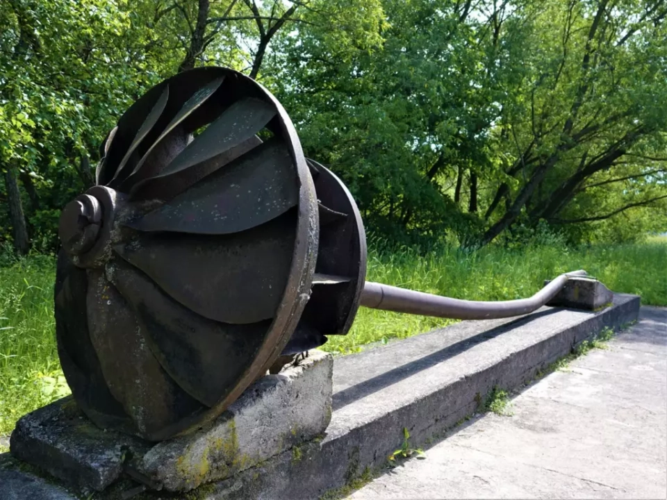 Памятник Первая турбина ГЭС