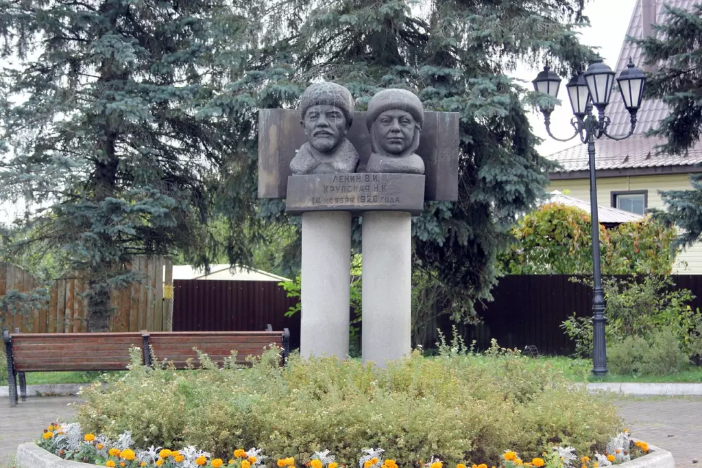 Памятник В.И. Ленин и Н.К. Крупская