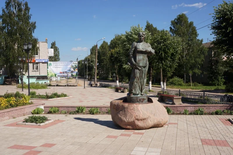Памятник Ю.М. Кувшиновой