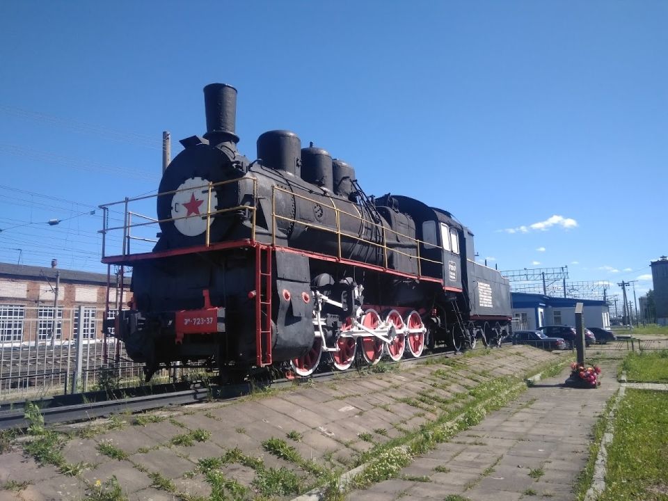 Паровоз-памятник Эм 723-37