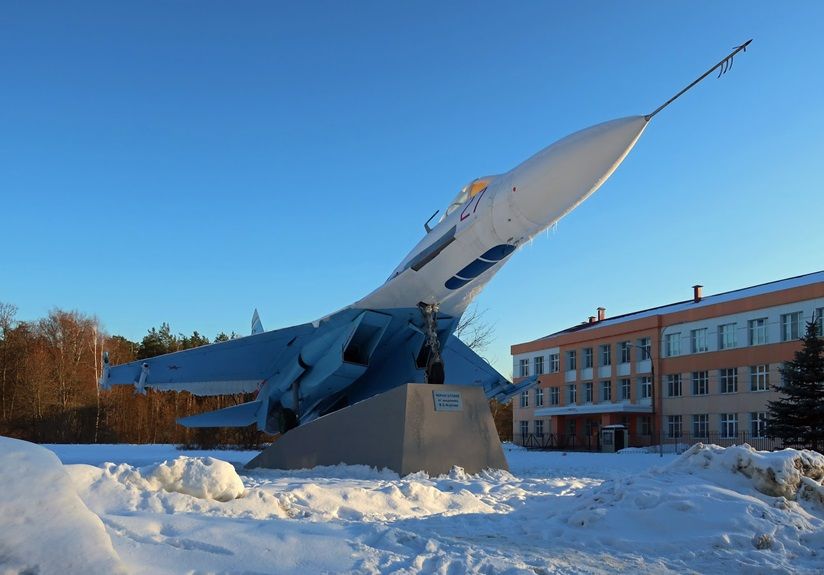 Памятник Самолет Су-27