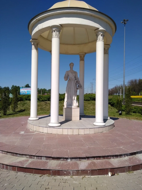 Ротонда со скульптурой императрицы Екатерины II