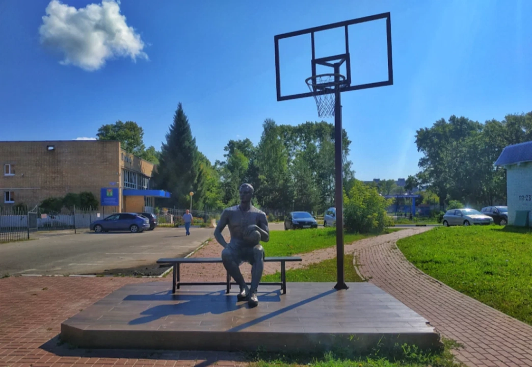 Памятник Баскетболисту-победителю
