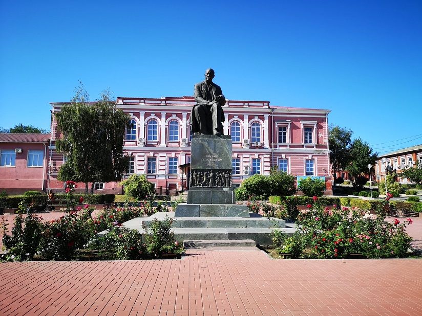 Памятник А.С. Серафимовичу