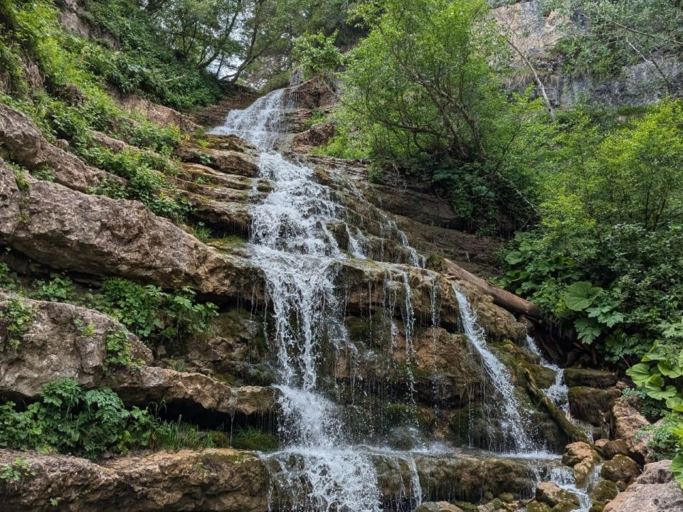 Каскадный водопад