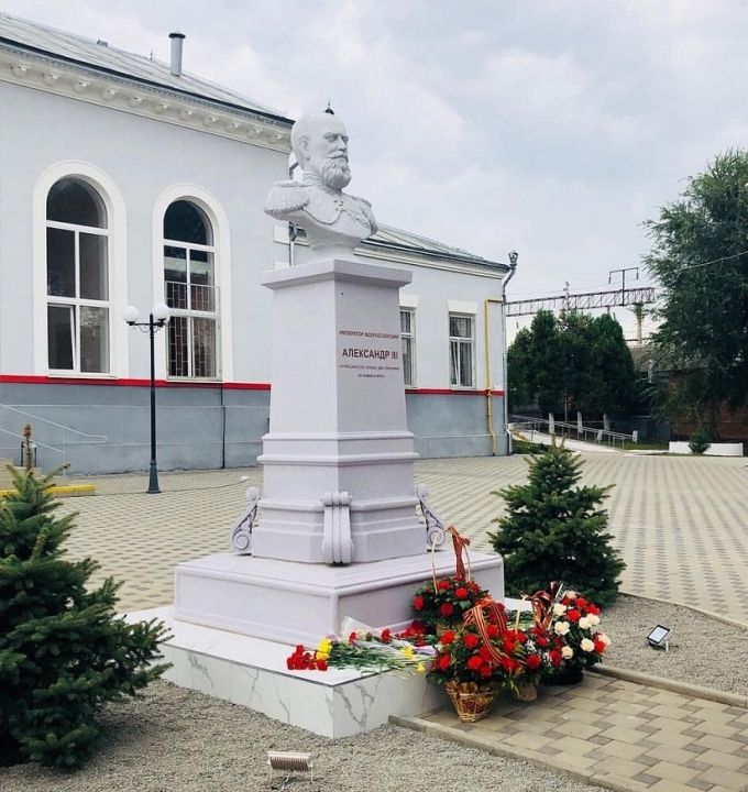 Памятник императору Александру III