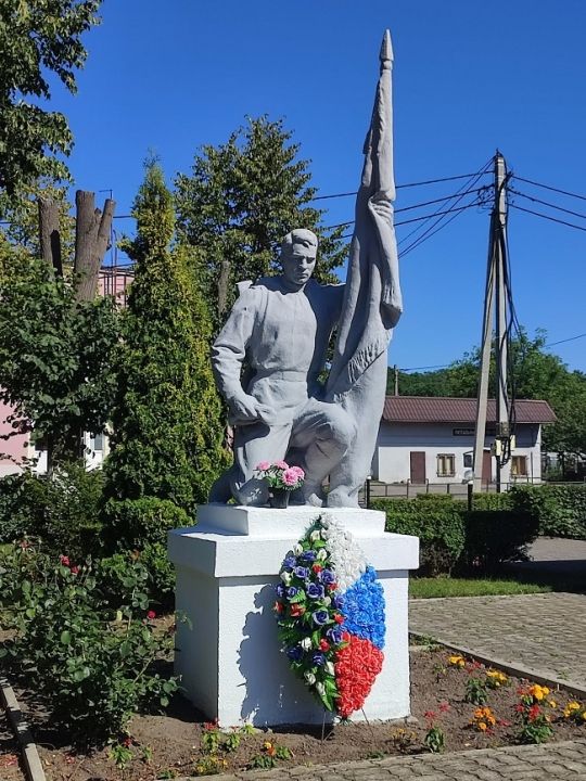 Братская могила советских воинов