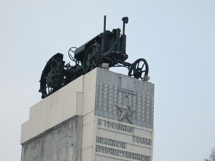 Памятник Женщинам-трактористкам бр. Д. Гармаш
