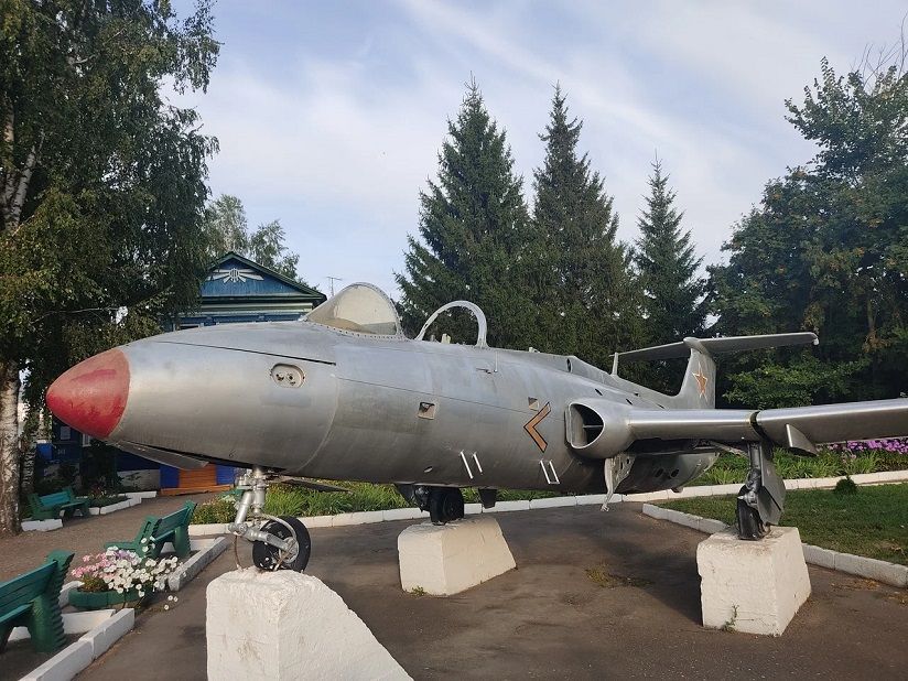 Памятник-самолет L-29