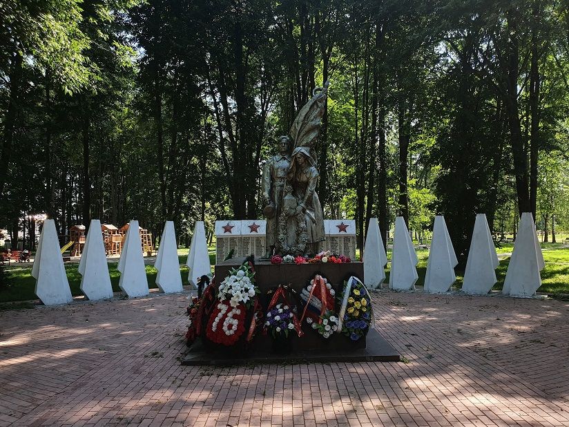 Братская могила и аллея