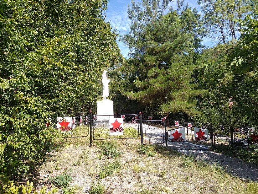 Братская могила 63 советских воинов ВОВ