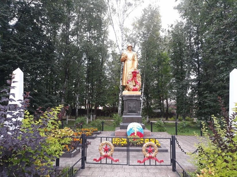 Братская могила советских воинов