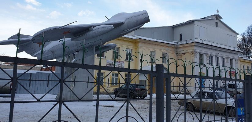 Памятник-самолет