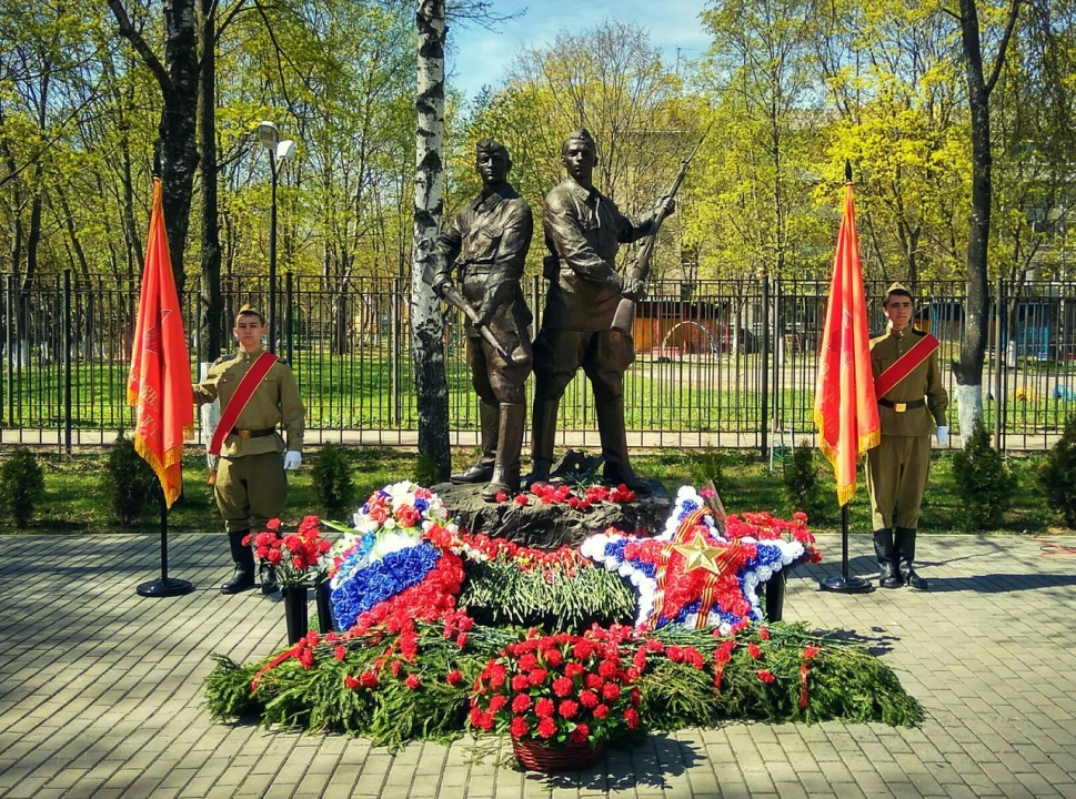 Скульптура Подольские курсанты