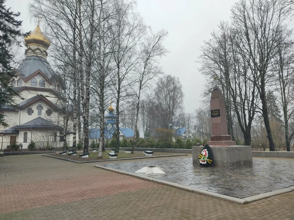 Братская могила советских воинов