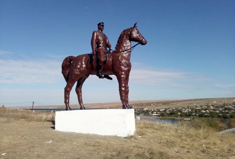 Скульптура «Казак на коне»