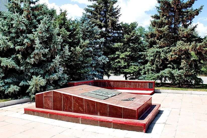 Братская могила на Привокзальной площади