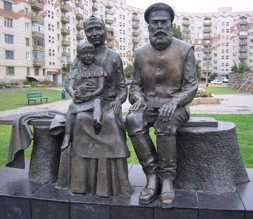 Скульптура «Дорогие мои старики»