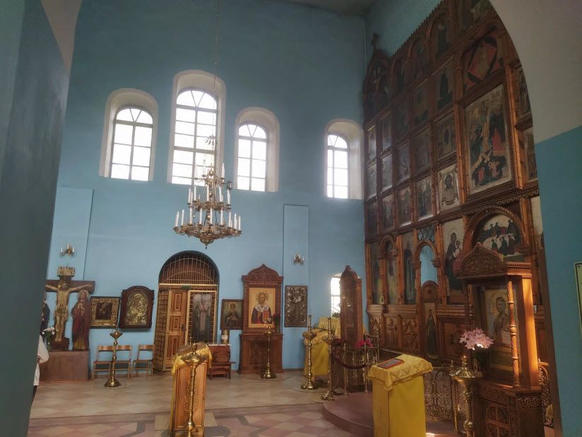 внутри храма