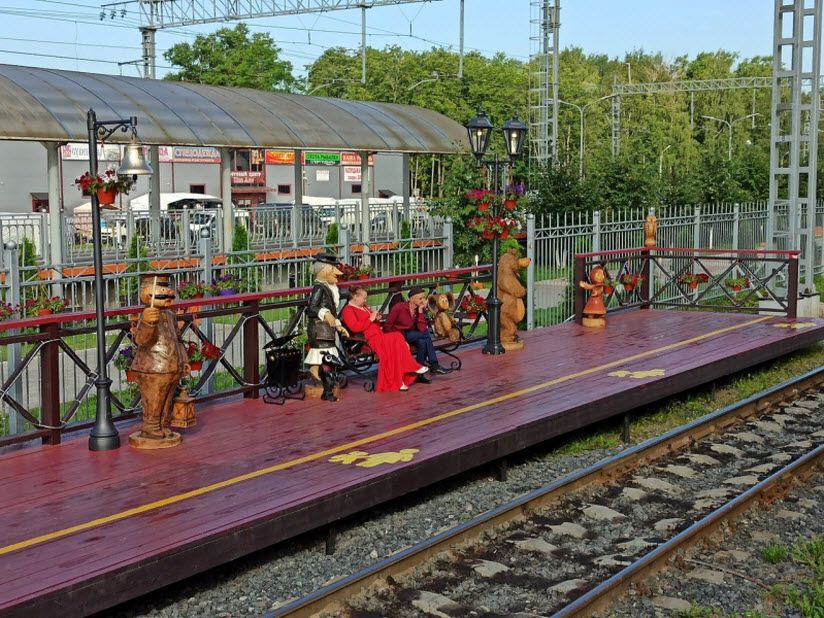 скульптуры на вокзале