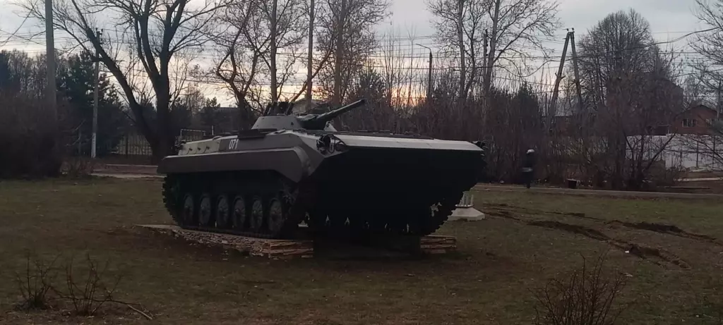 Памятник воинам-интернационалистам и БМП