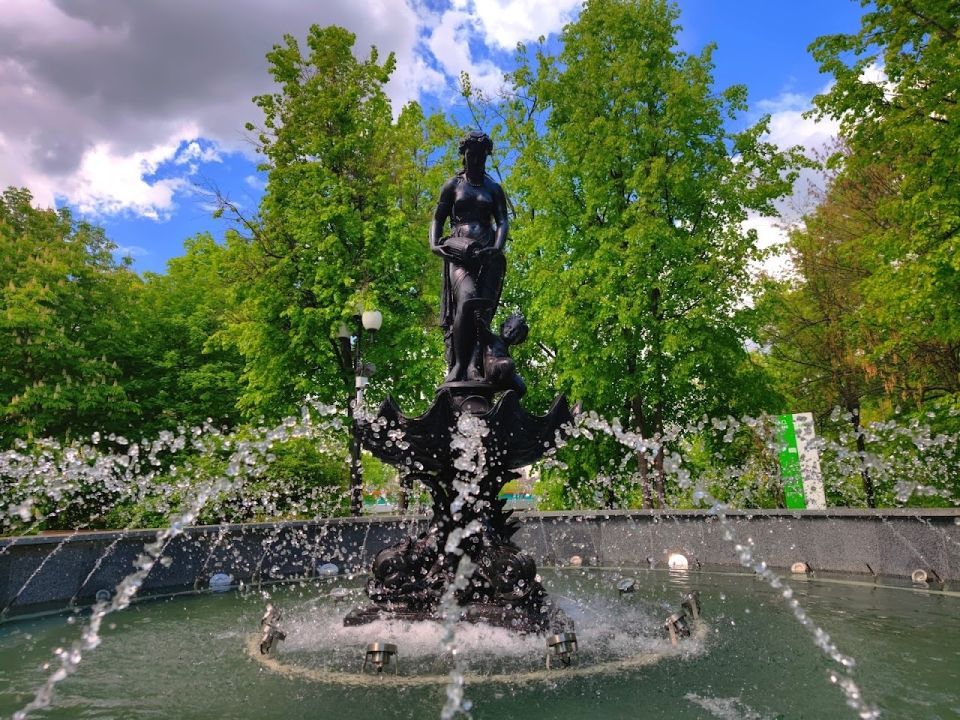 Фонтан «Девушка с кувшином»