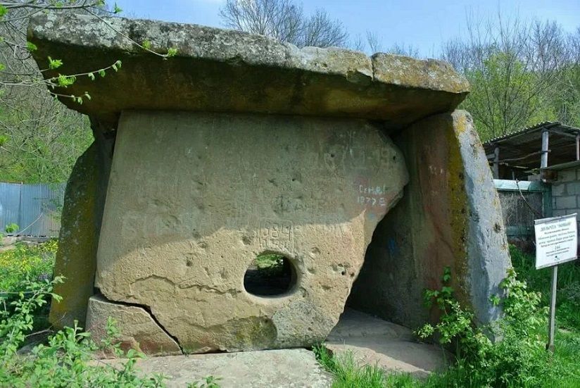 Дольмен в п. Новый