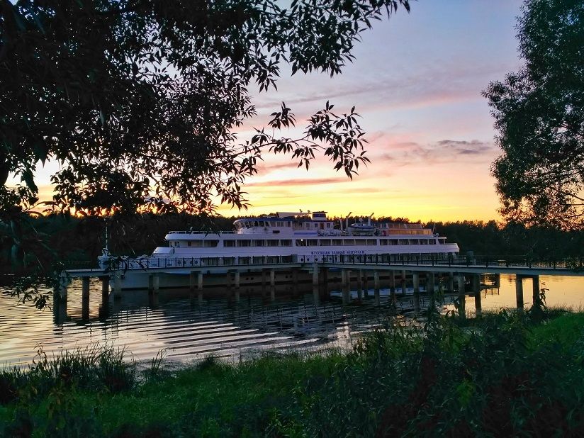 Волховская набережная