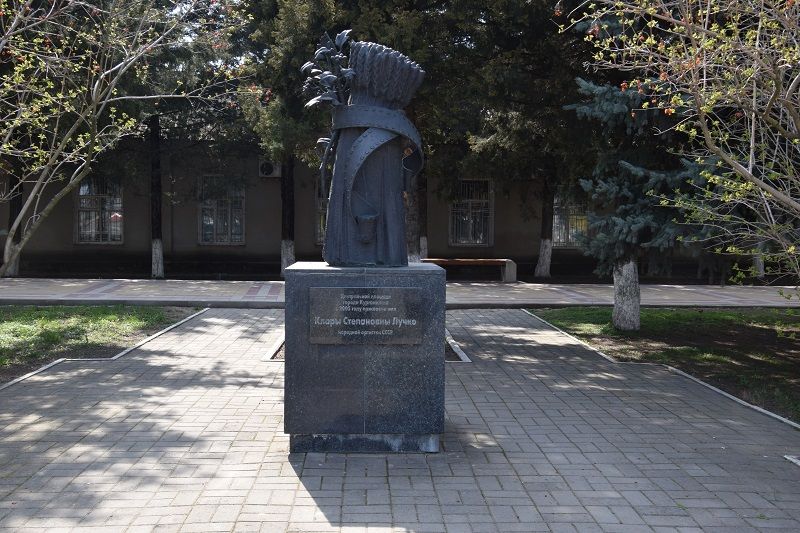 Памятник Кларе Лучко