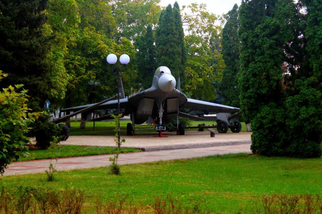 Памятник Самолёт МиГ-29