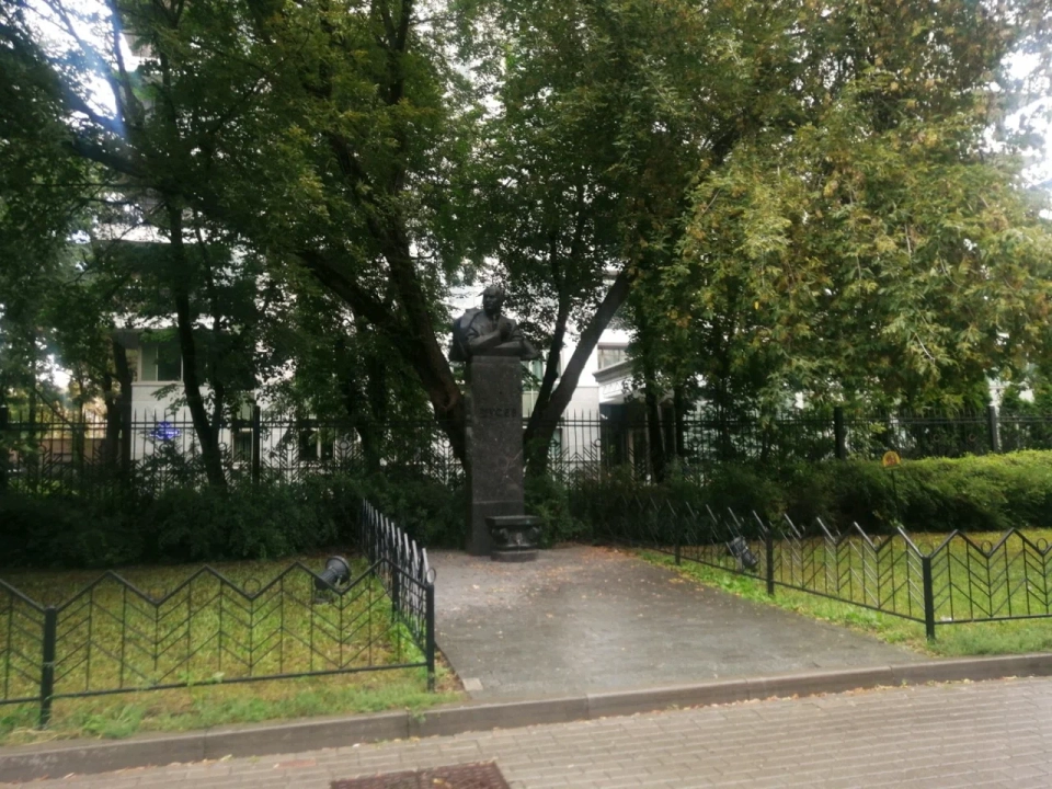 Памятник А.В. Щусеву