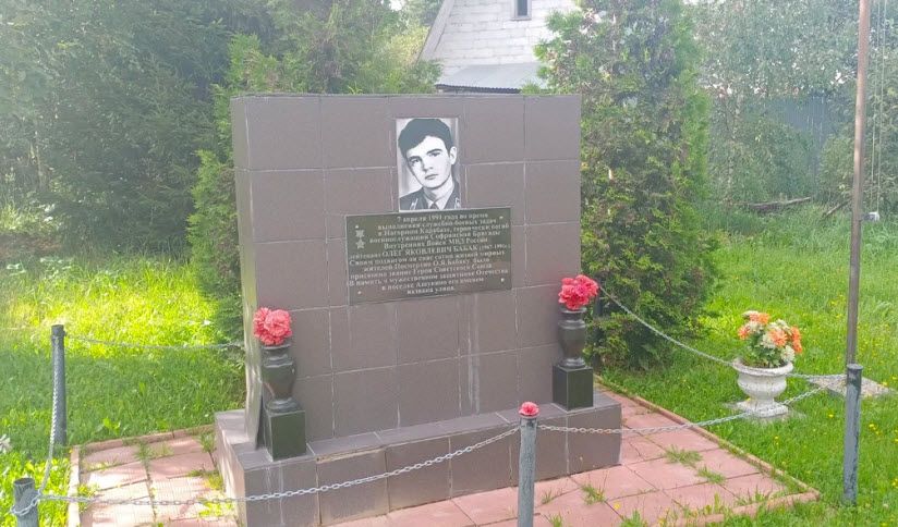 Памятник Бабаку