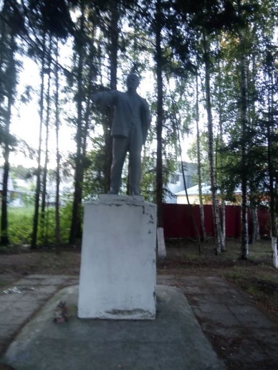 Памятник Володя Ульянов