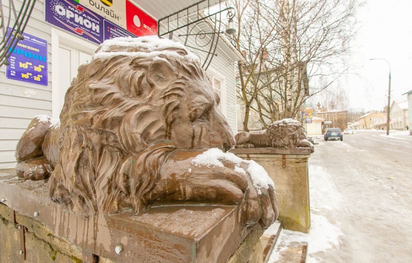 Дом со львами