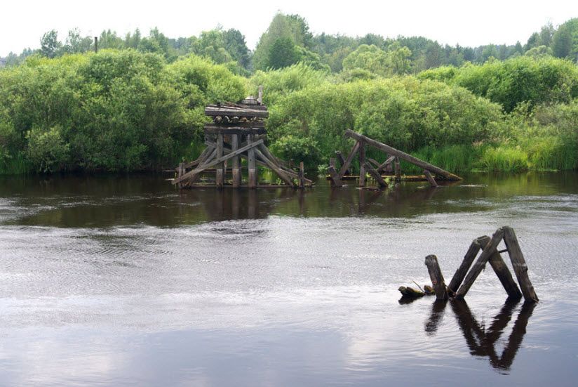 Руины железнодорожного моста