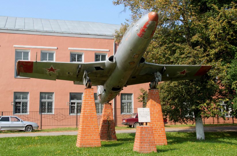 Памятник самолету